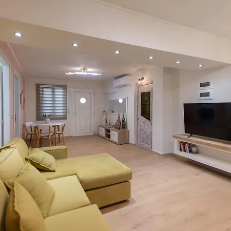 Апартаменты The Bougainvillea House