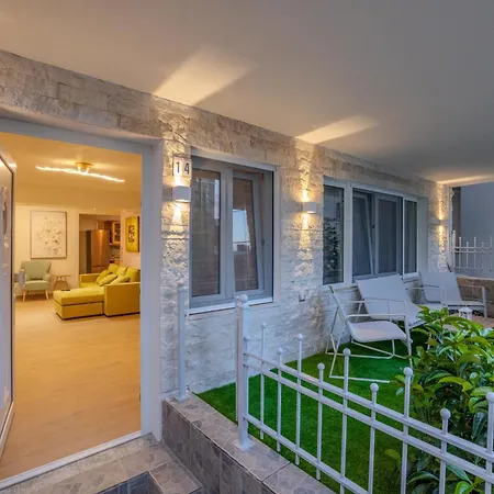 Апартаменты The Bougainvillea House *
