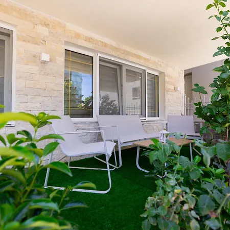 Апартаменты The Bougainvillea House